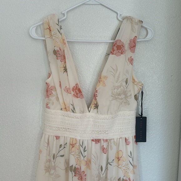 Beautiful summer dress perfect for picnic or barbecue. New withtags - Picture 2 of 9